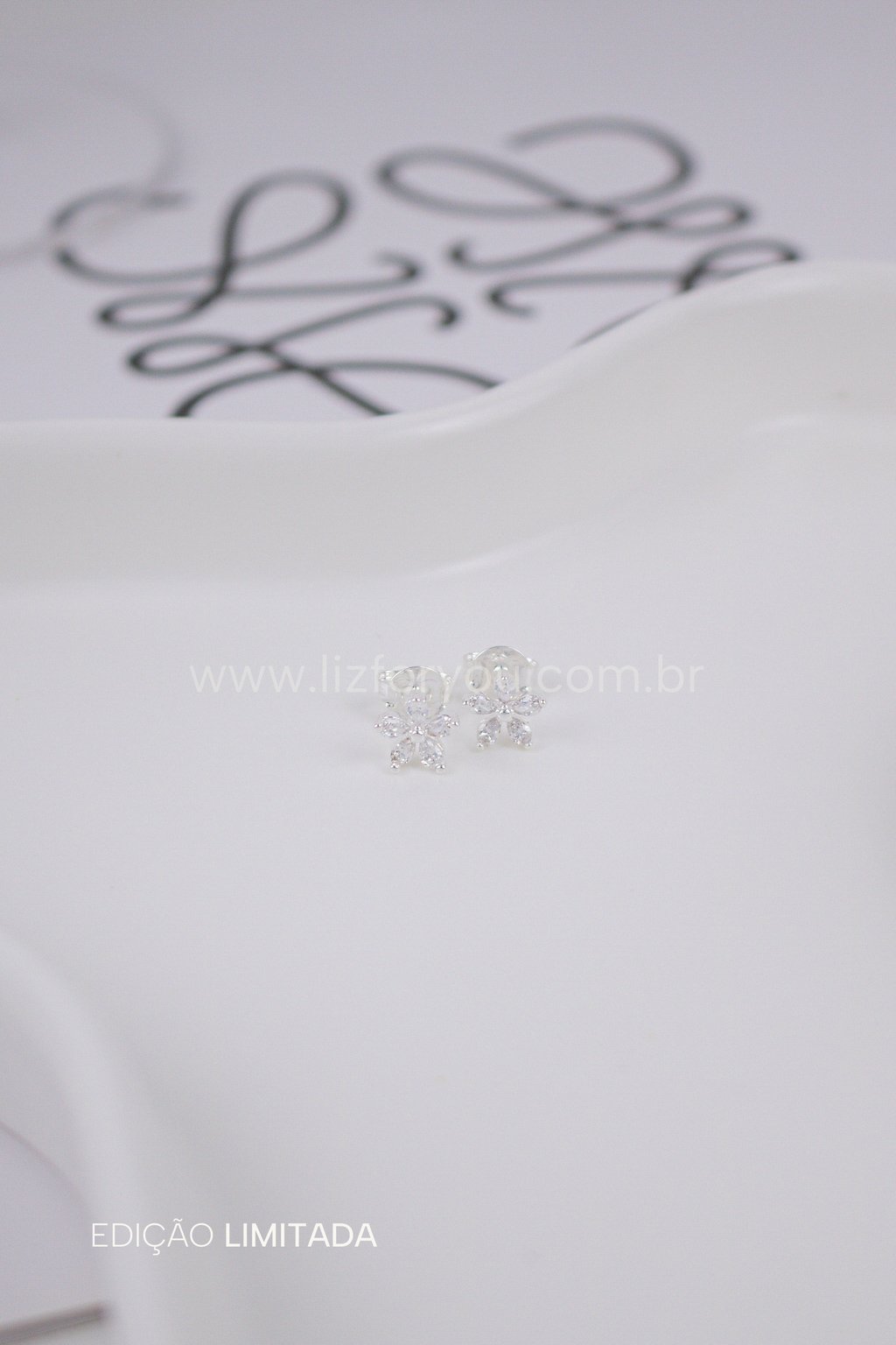 Brinco Mini Flor Lívia 