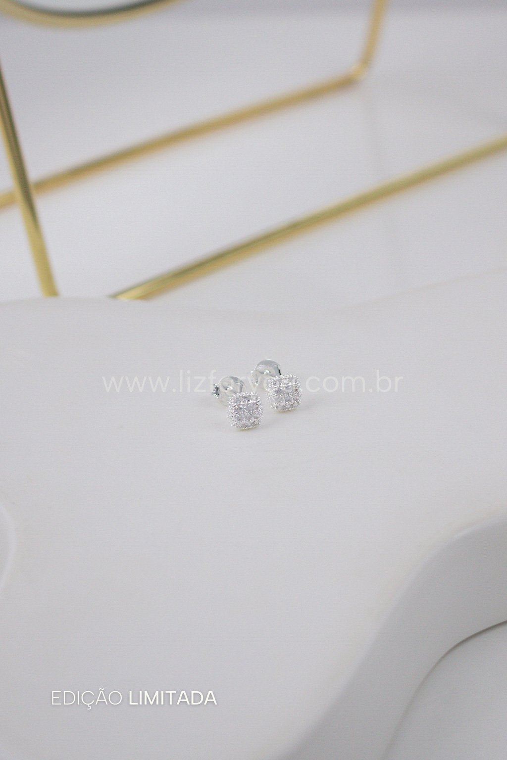 Brinco Mini Square Cravejado 