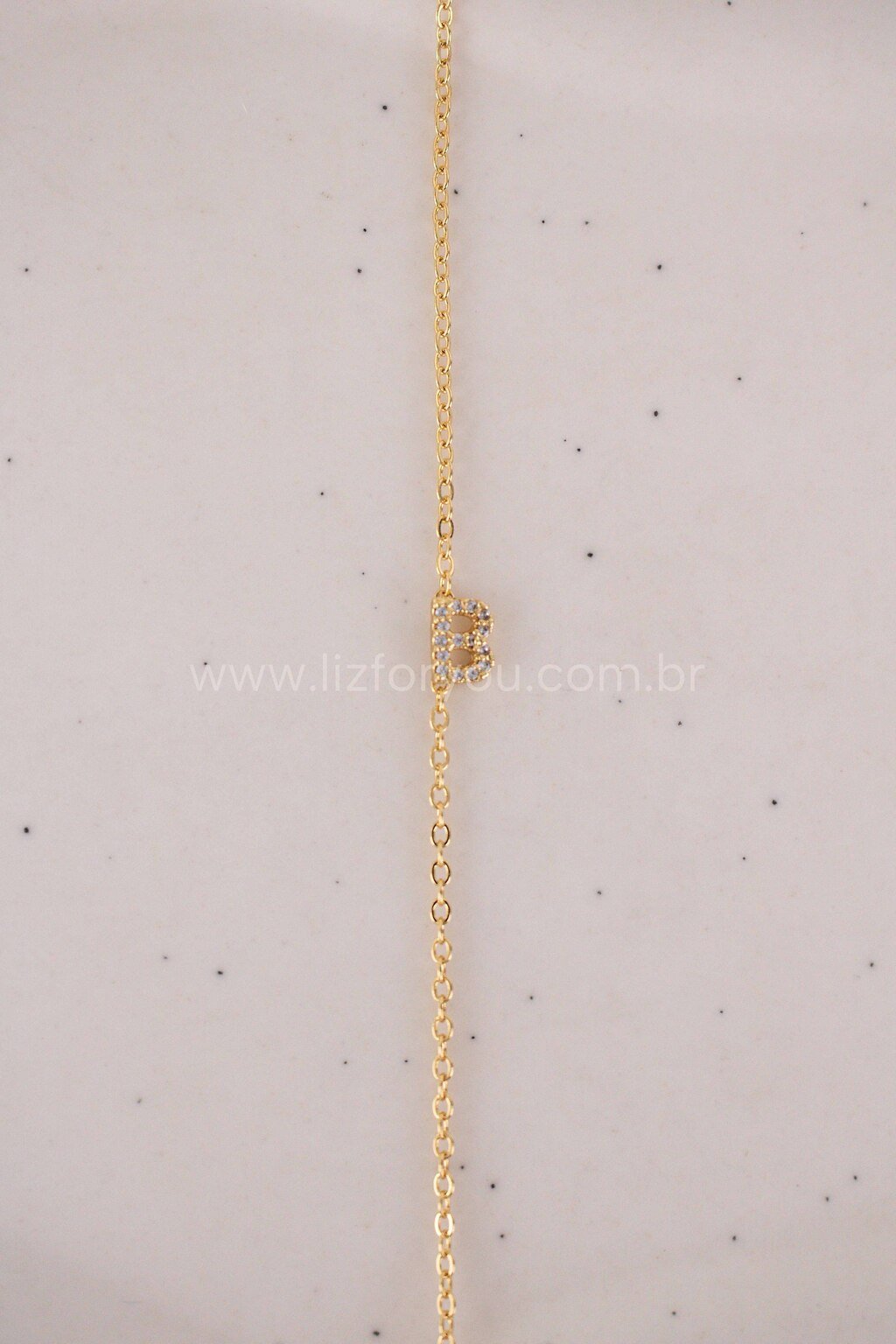 Colar Letra Lateral Cravejada