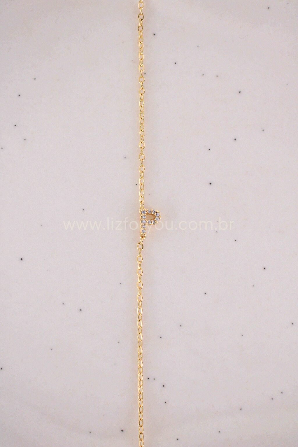 Colar Letra Lateral Cravejada