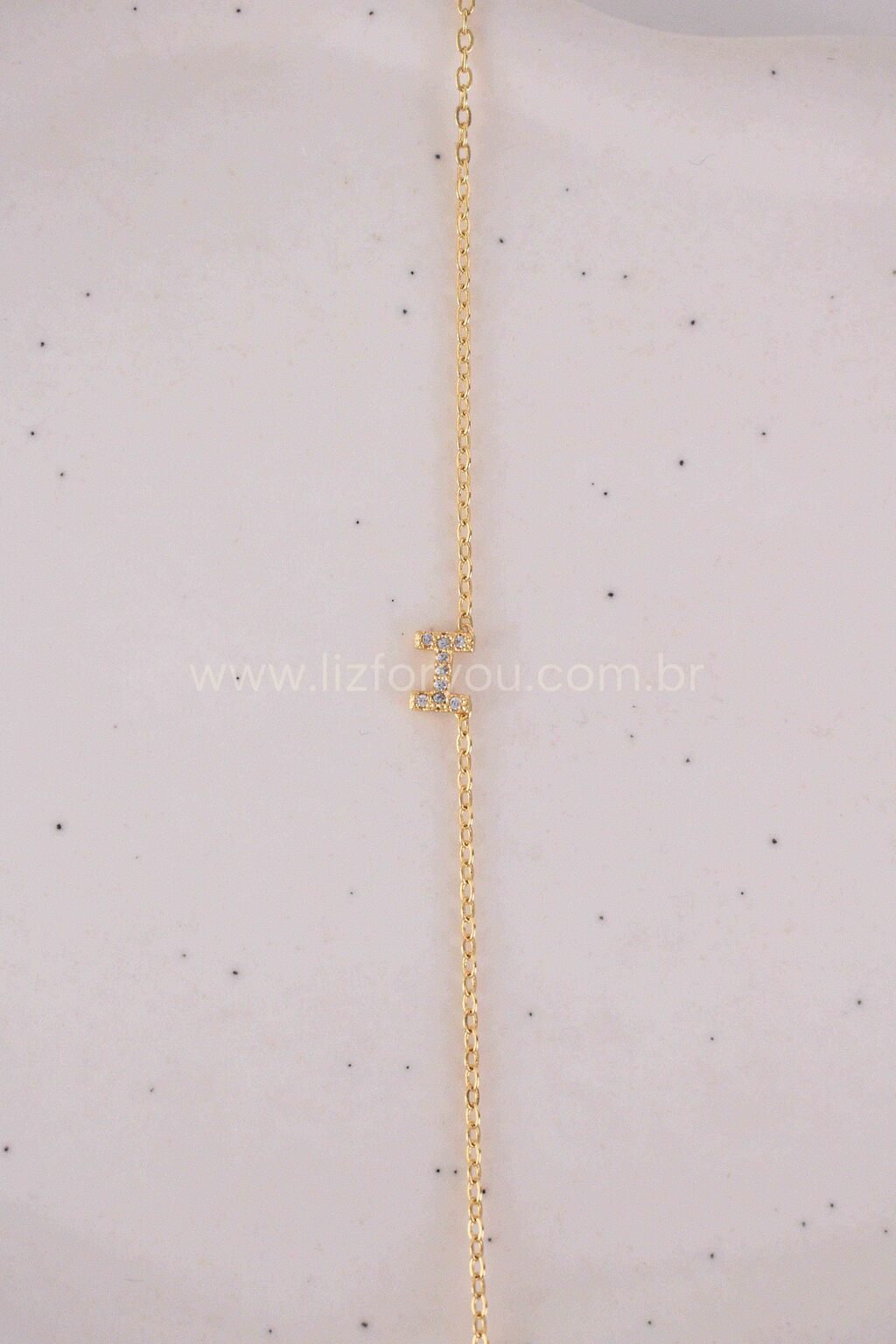 Colar Letra Lateral Cravejada