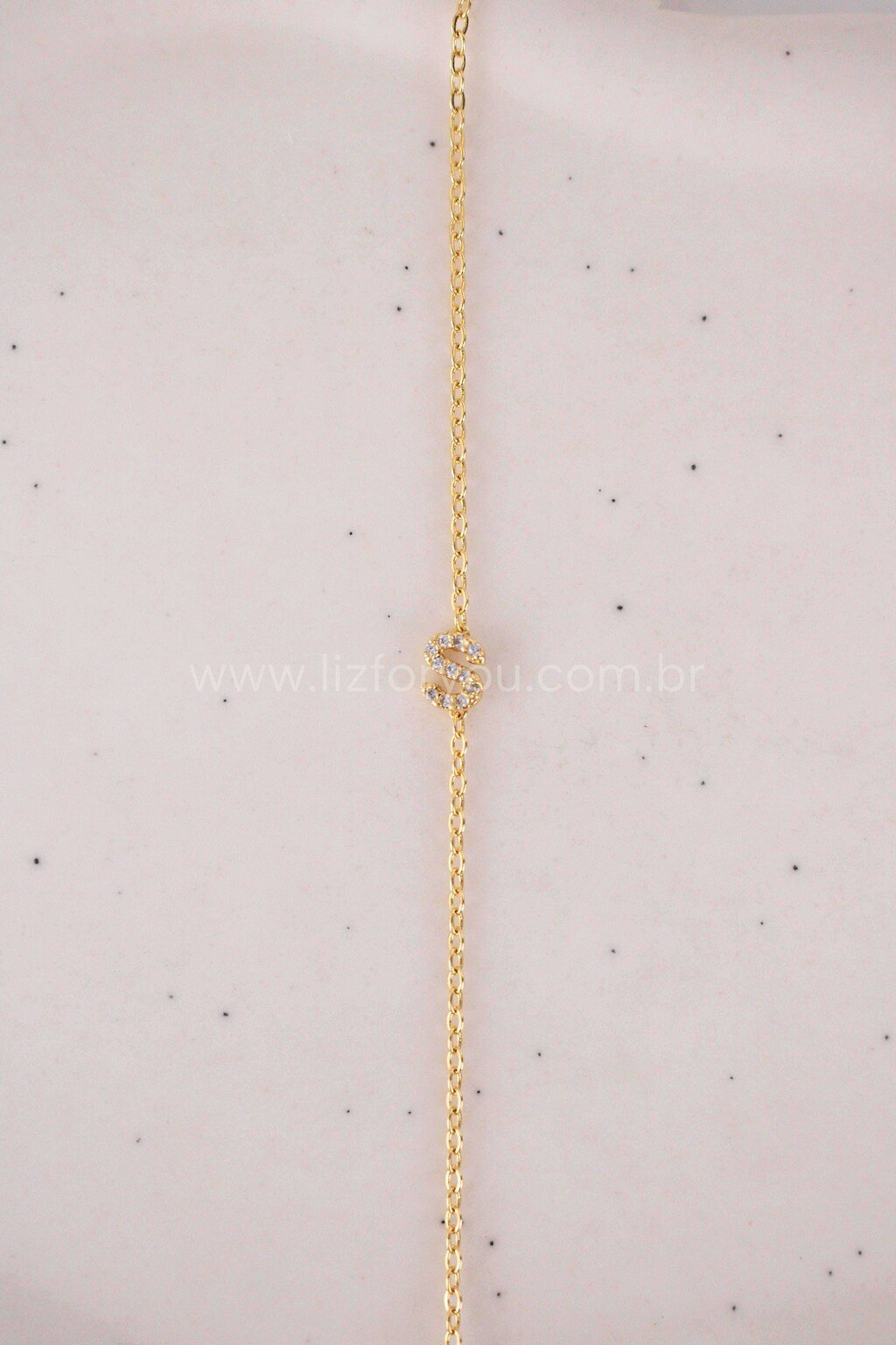 Colar Letra Lateral Cravejada