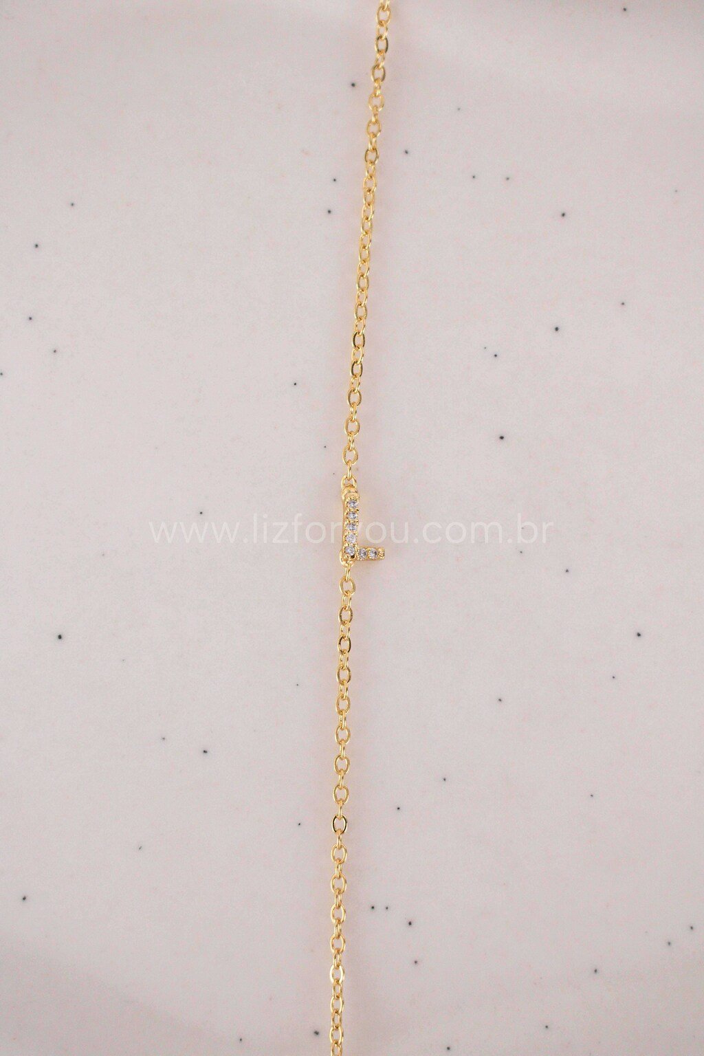 Colar Letra Lateral Cravejada