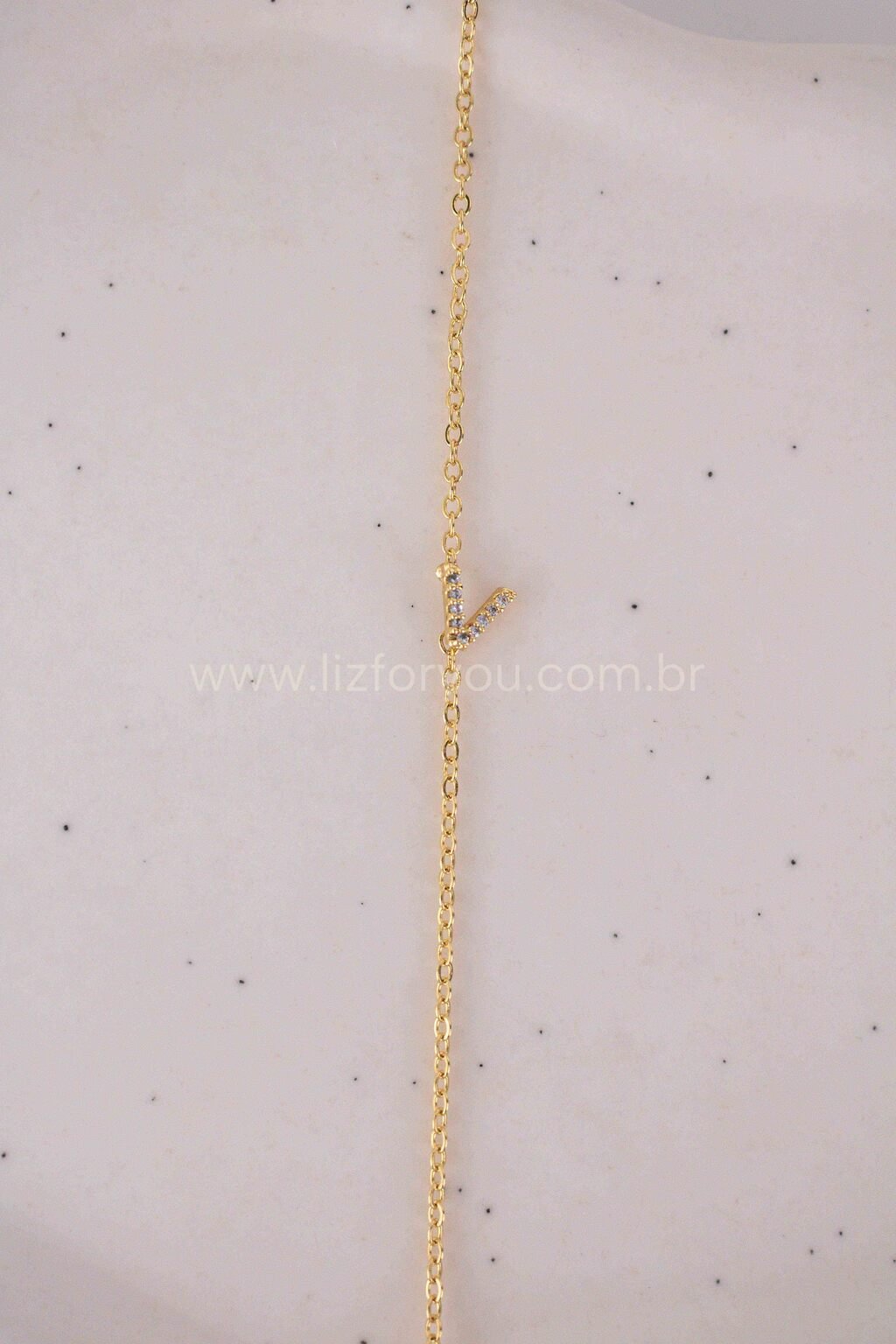 Colar Letra Lateral Cravejada