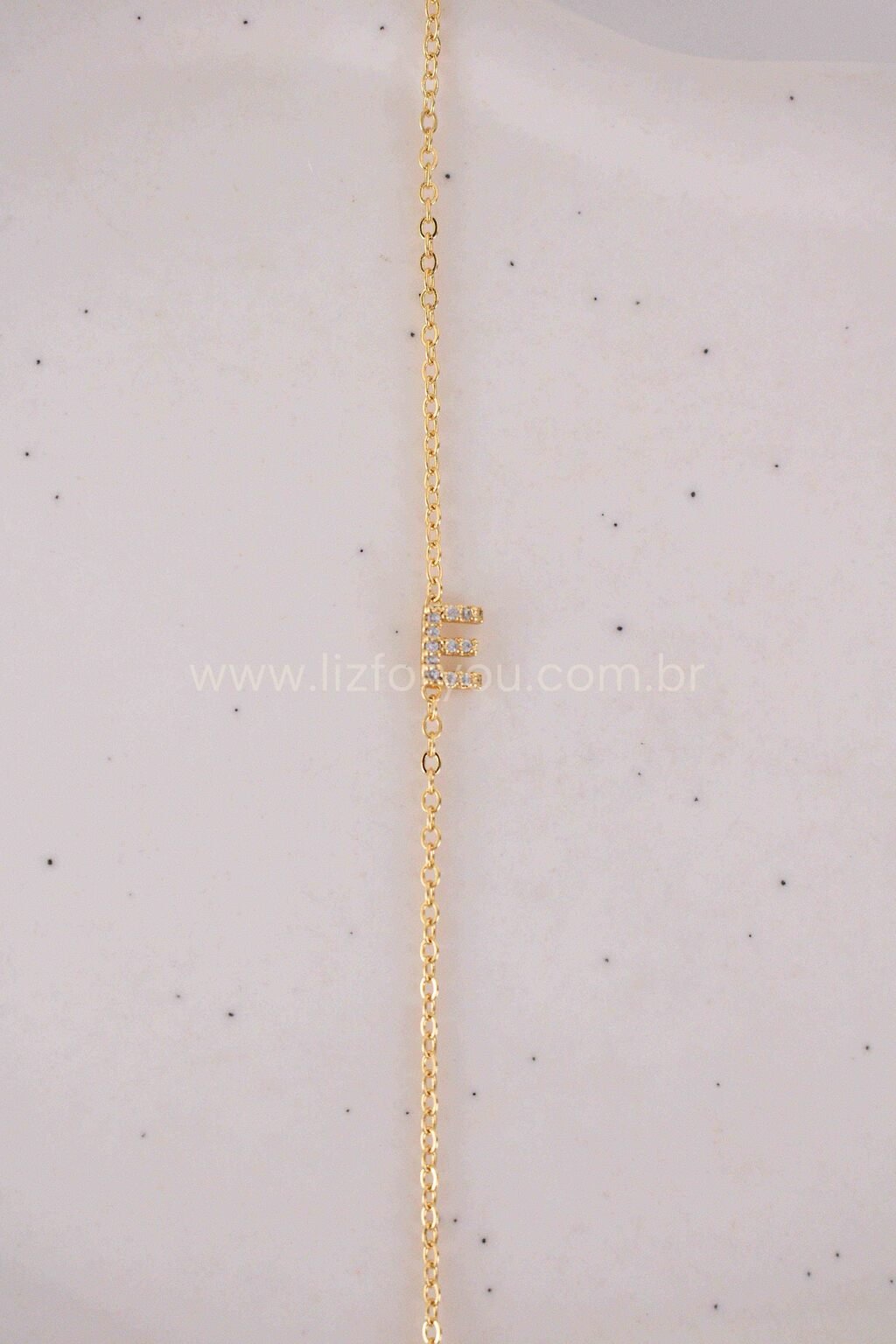 Colar Letra Lateral Cravejada