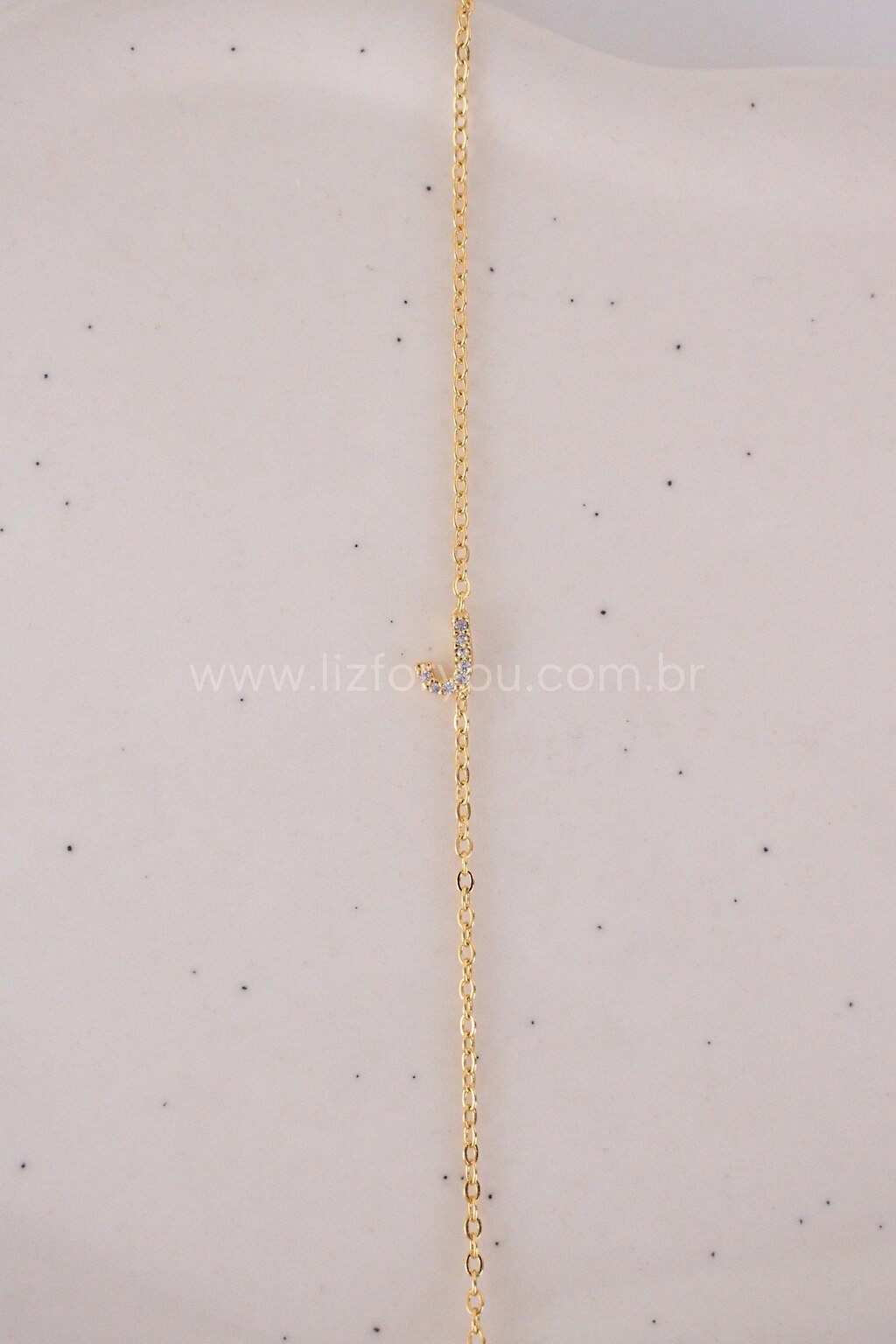 Colar Letra Lateral Cravejada