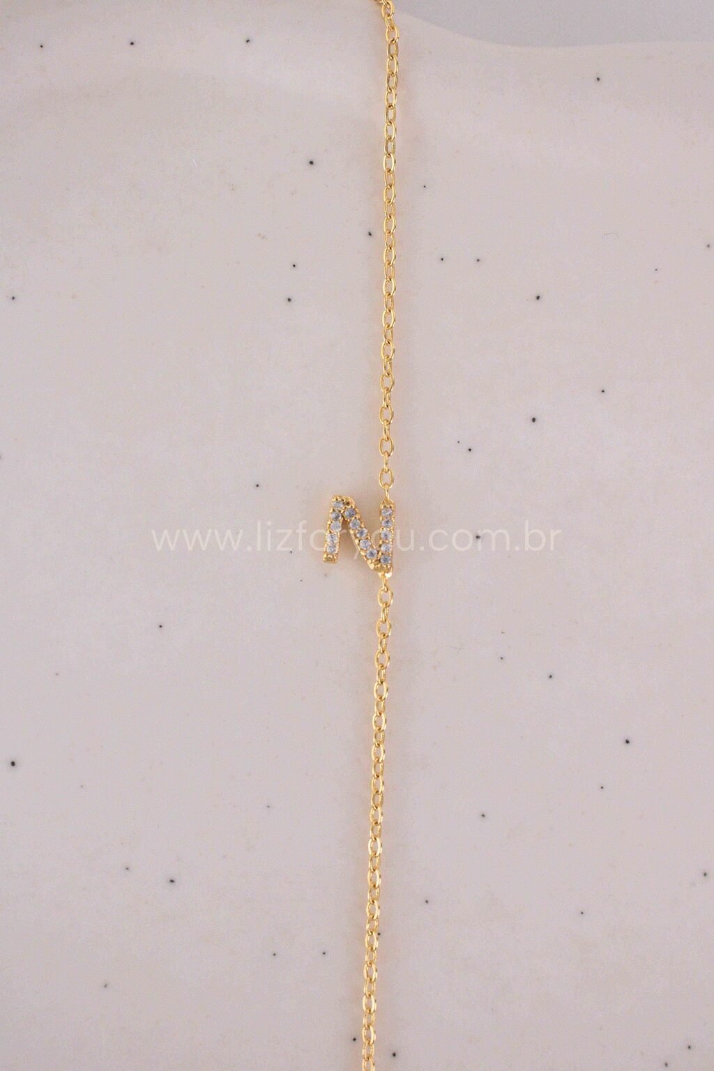 Colar Letra Lateral Cravejada