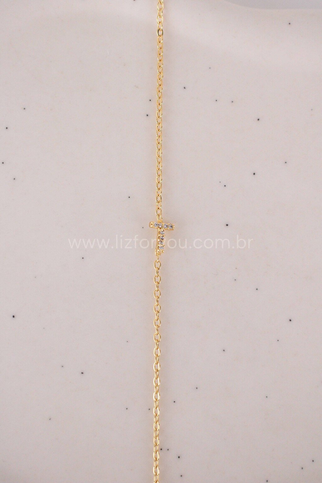 Colar Letra Lateral Cravejada