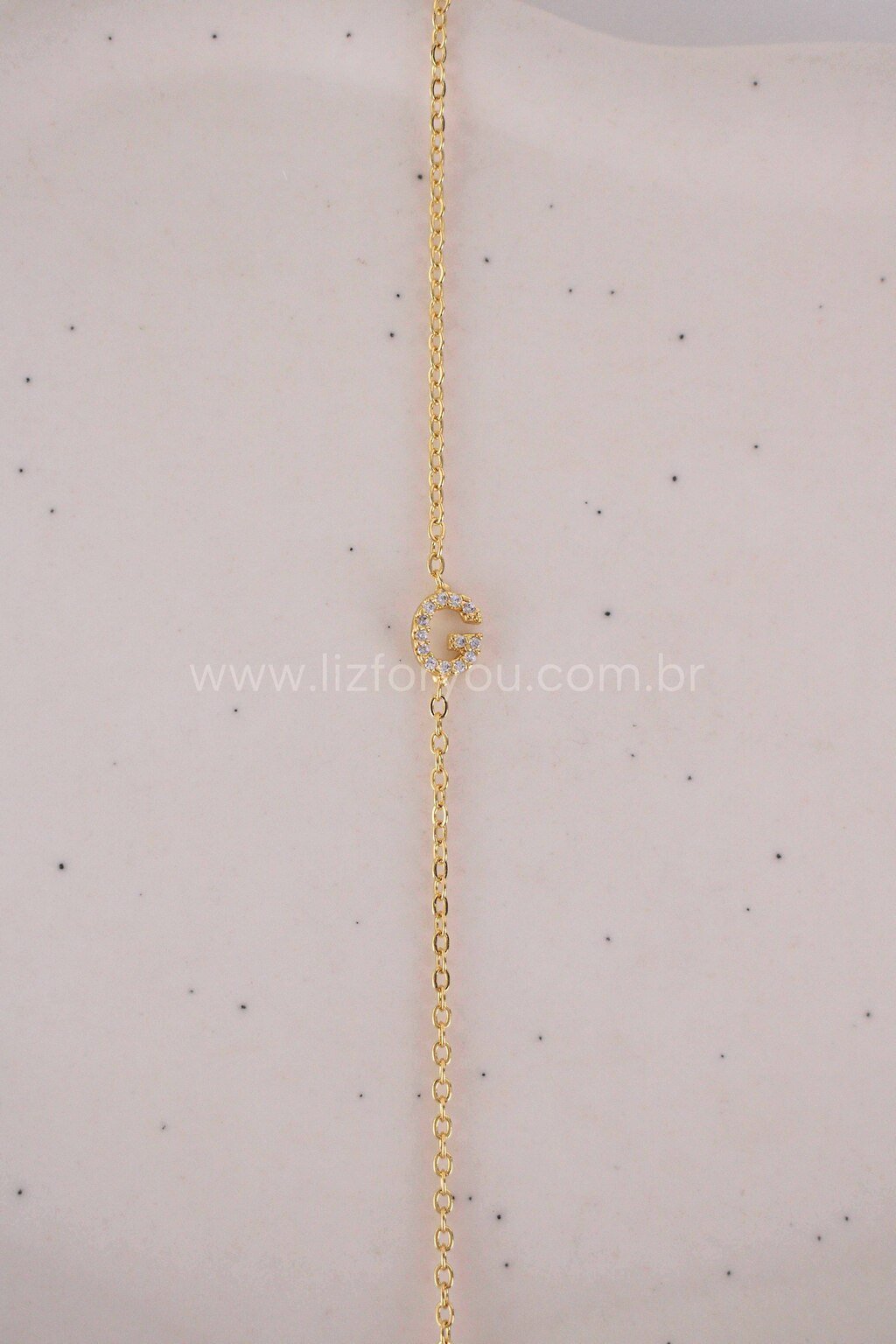 Colar Letra Lateral Cravejada