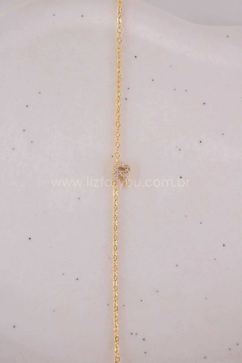 Colar Letra Lateral Cravejada