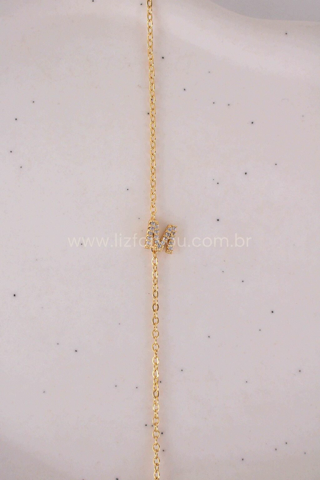 Colar Letra Lateral Cravejada