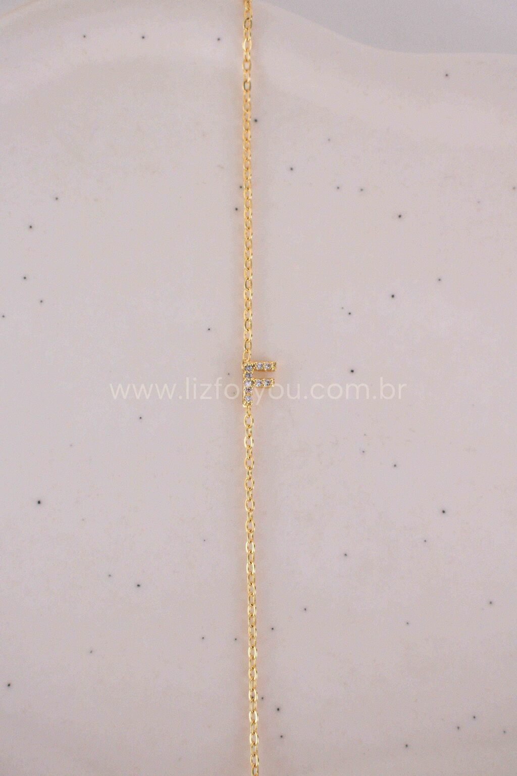 Colar Letra Lateral Cravejada