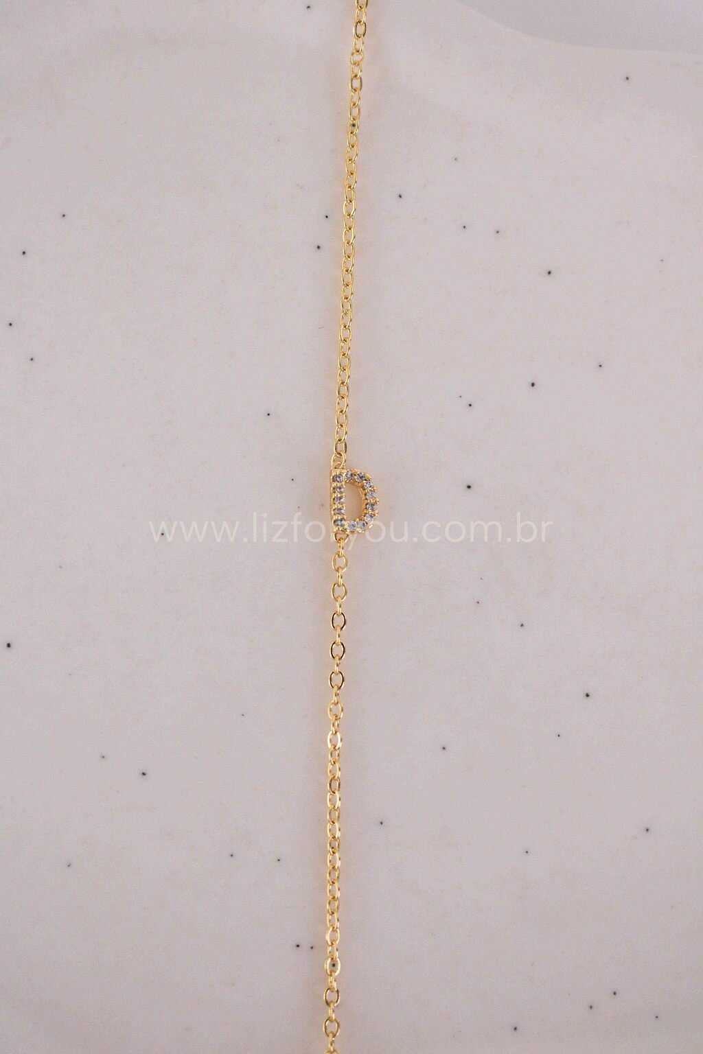 Colar Letra Lateral Cravejada