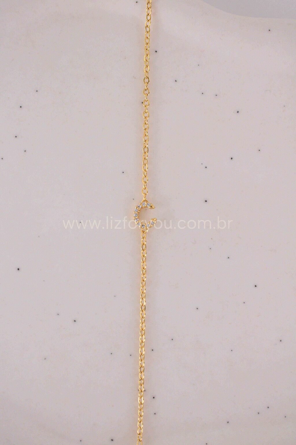 Colar Letra Lateral Cravejada