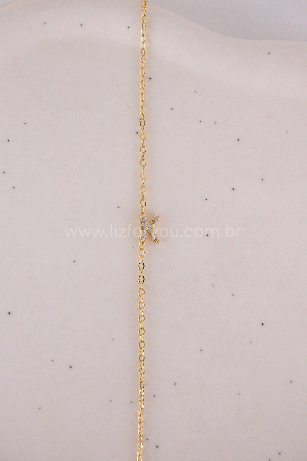 Colar Letra Lateral Cravejada