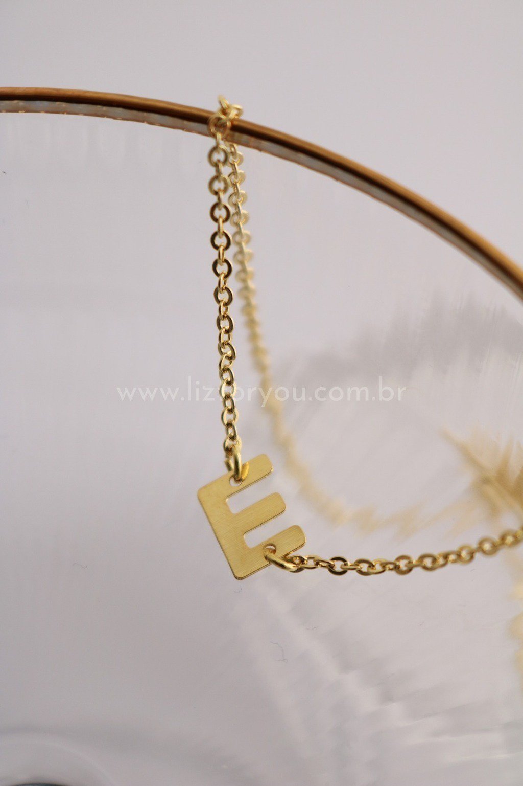 Colar Letra Lateral Minimal