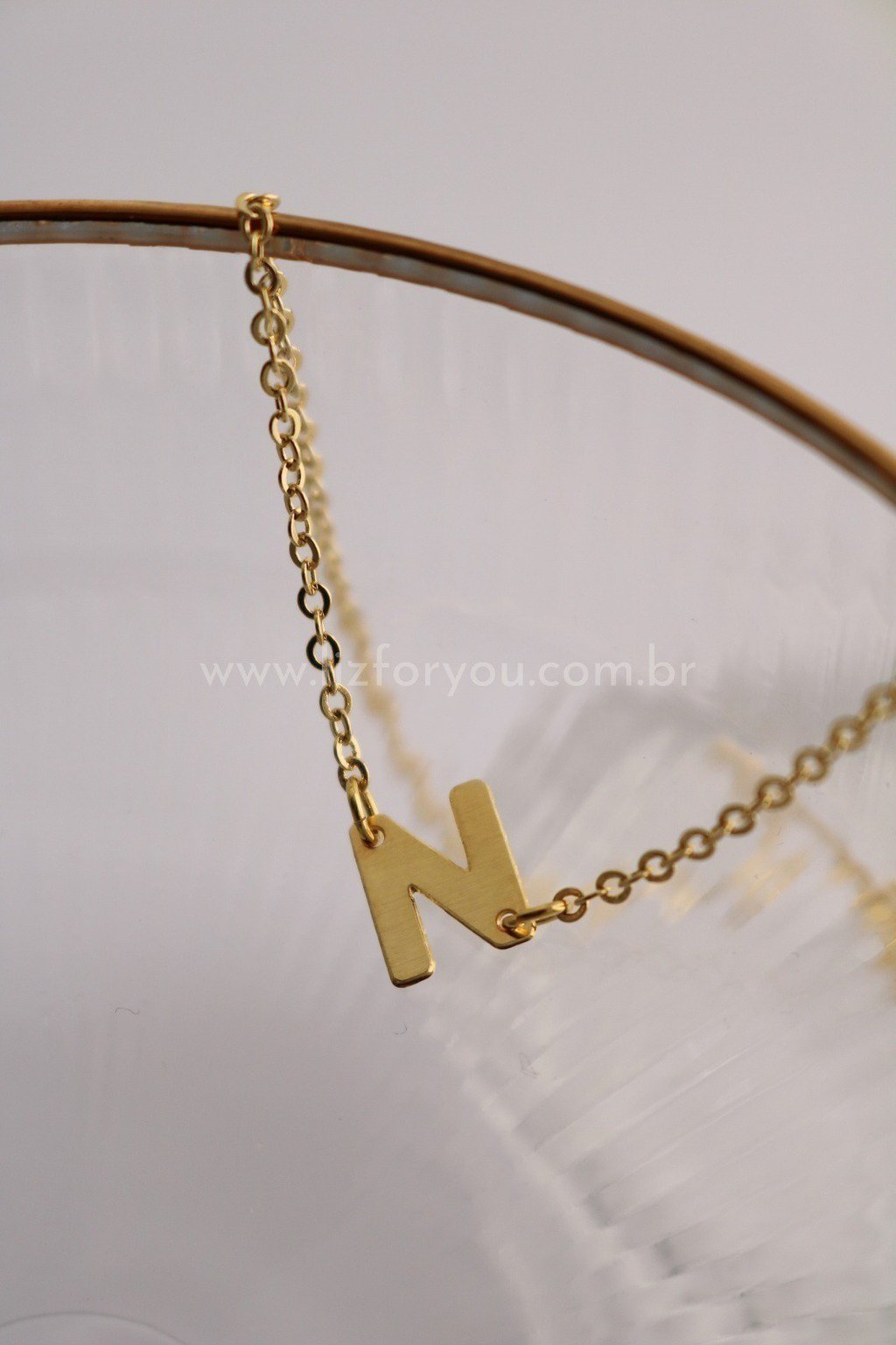 Colar Letra Lateral Minimal