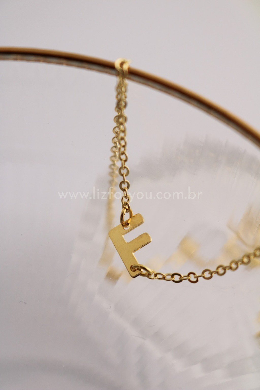 Colar Letra Lateral Minimal
