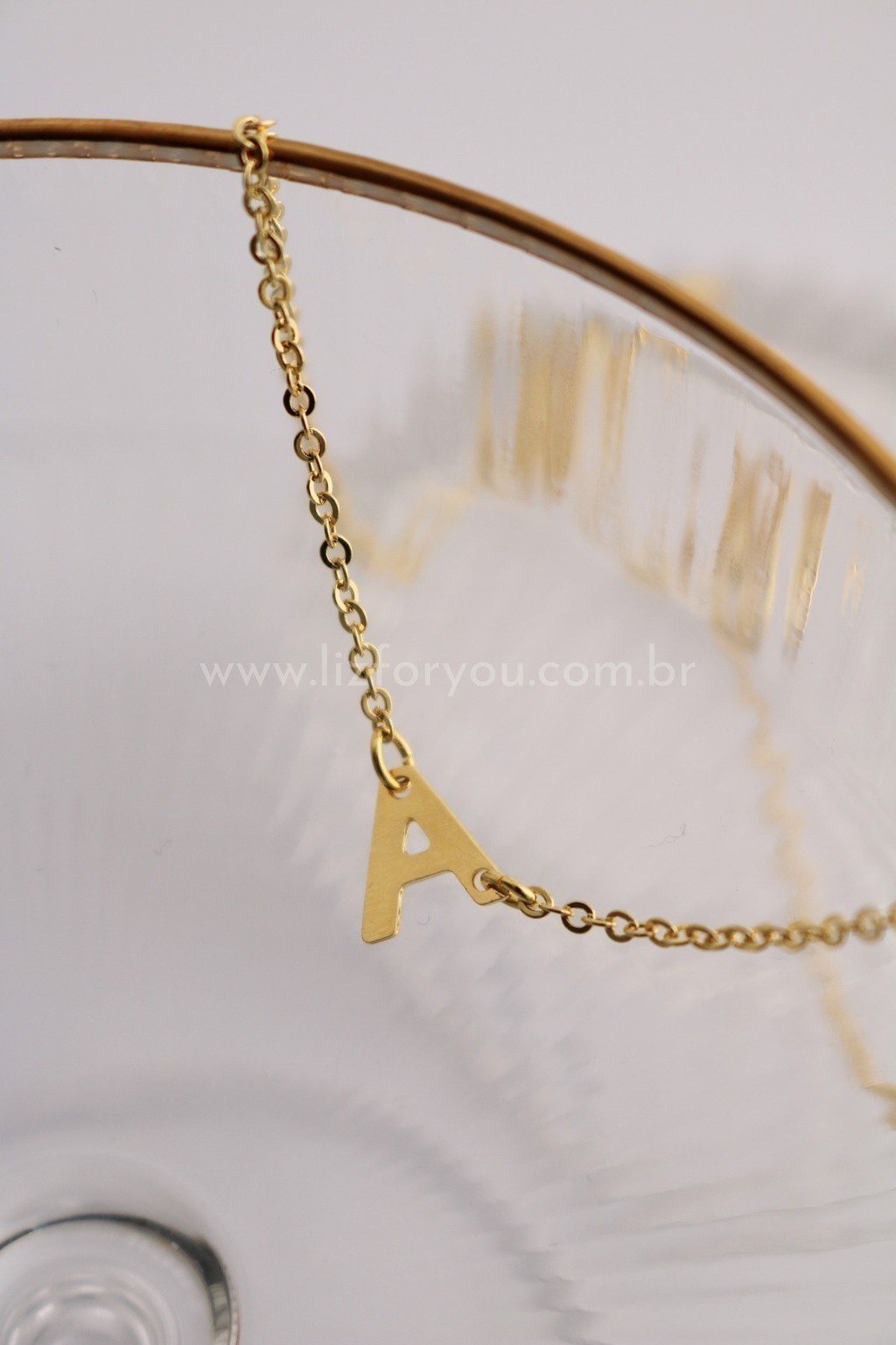 Colar Letra Lateral Minimal