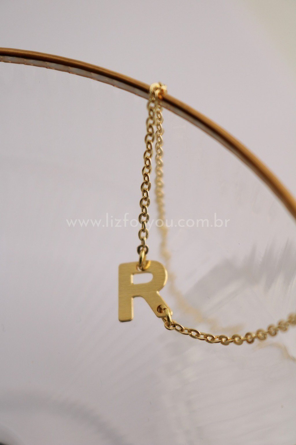 Colar Letra Lateral Minimal