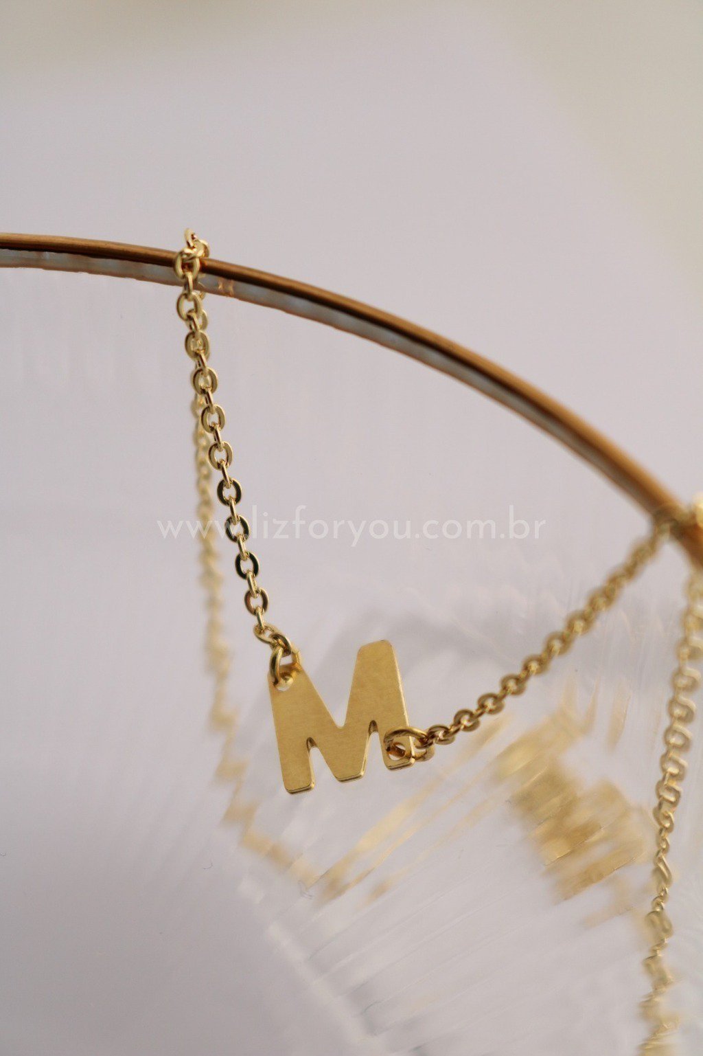 Colar Letra Lateral Minimal