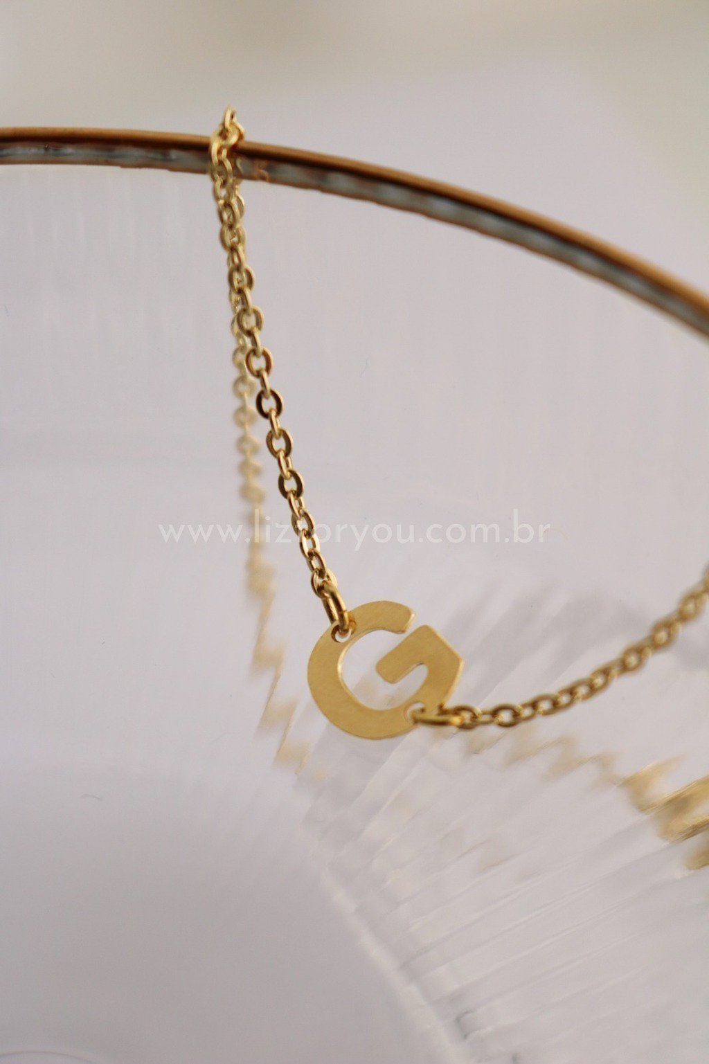 Colar Letra Lateral Minimal