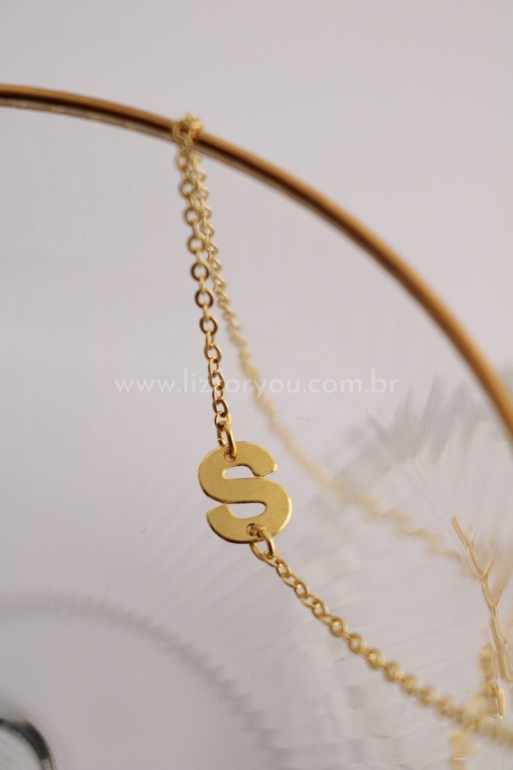 Colar Letra Lateral Minimal