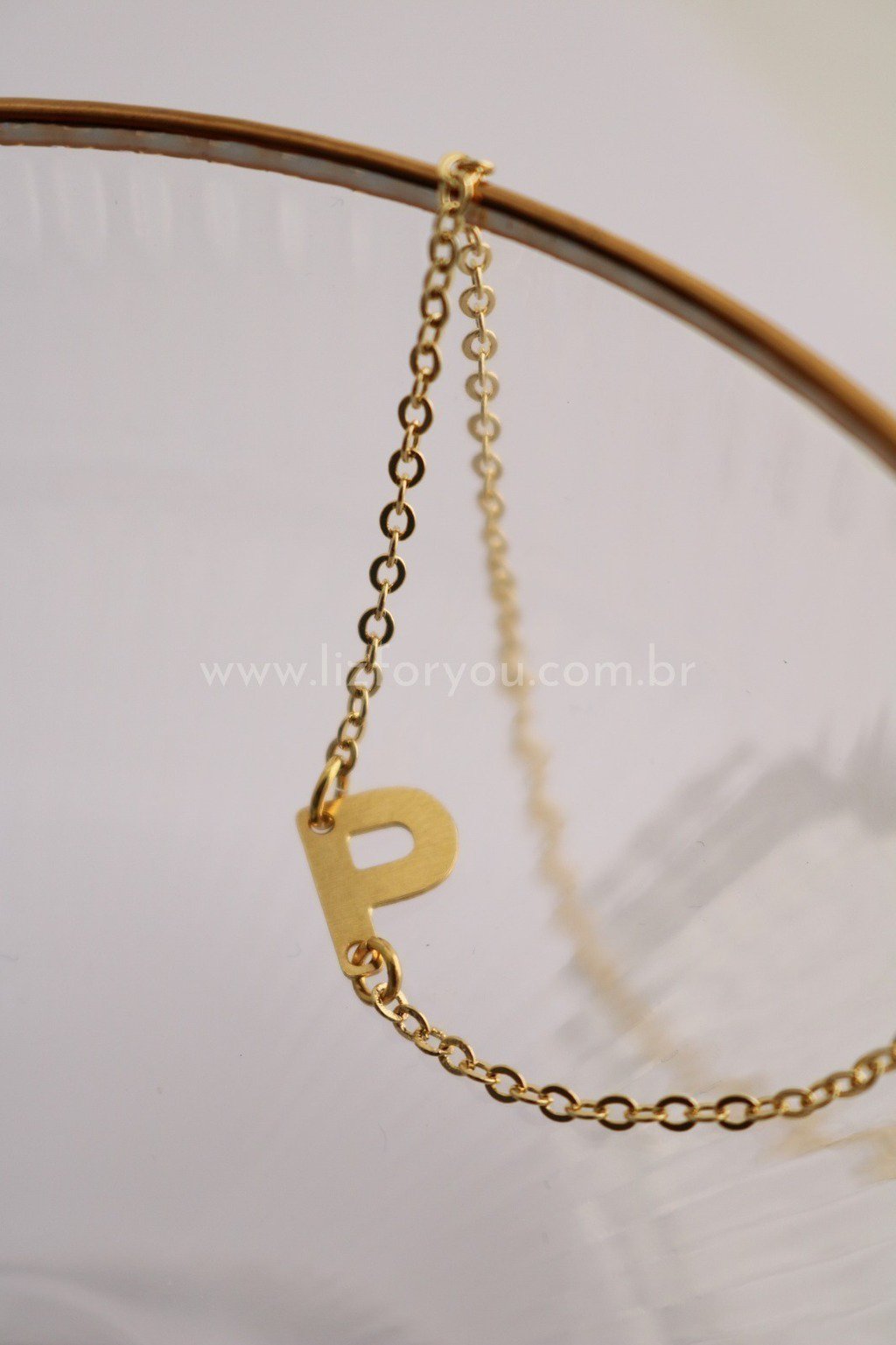Colar Letra Lateral Minimal