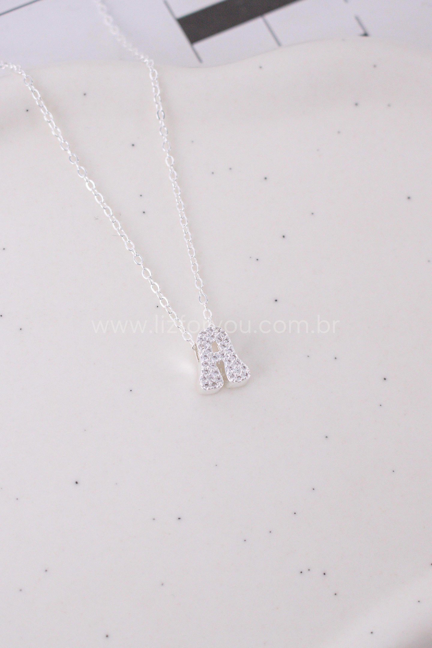 Colar Letra Organic 