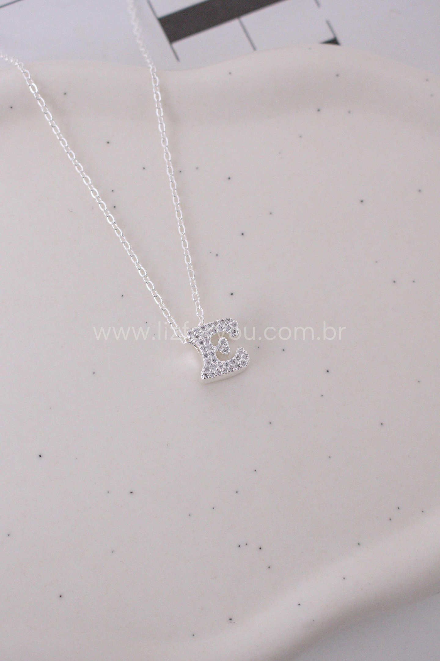 Colar Letra Organic 