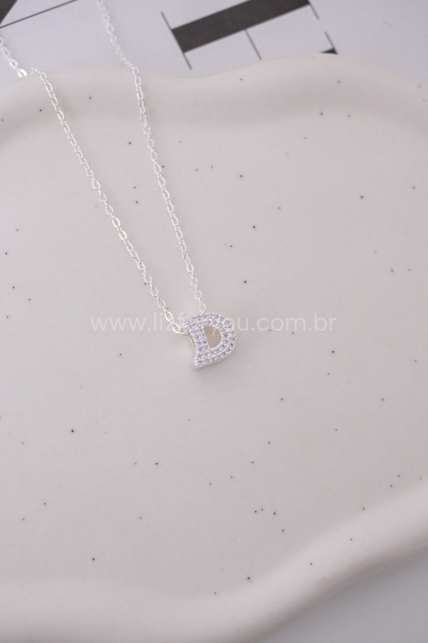 Colar Letra Organic 