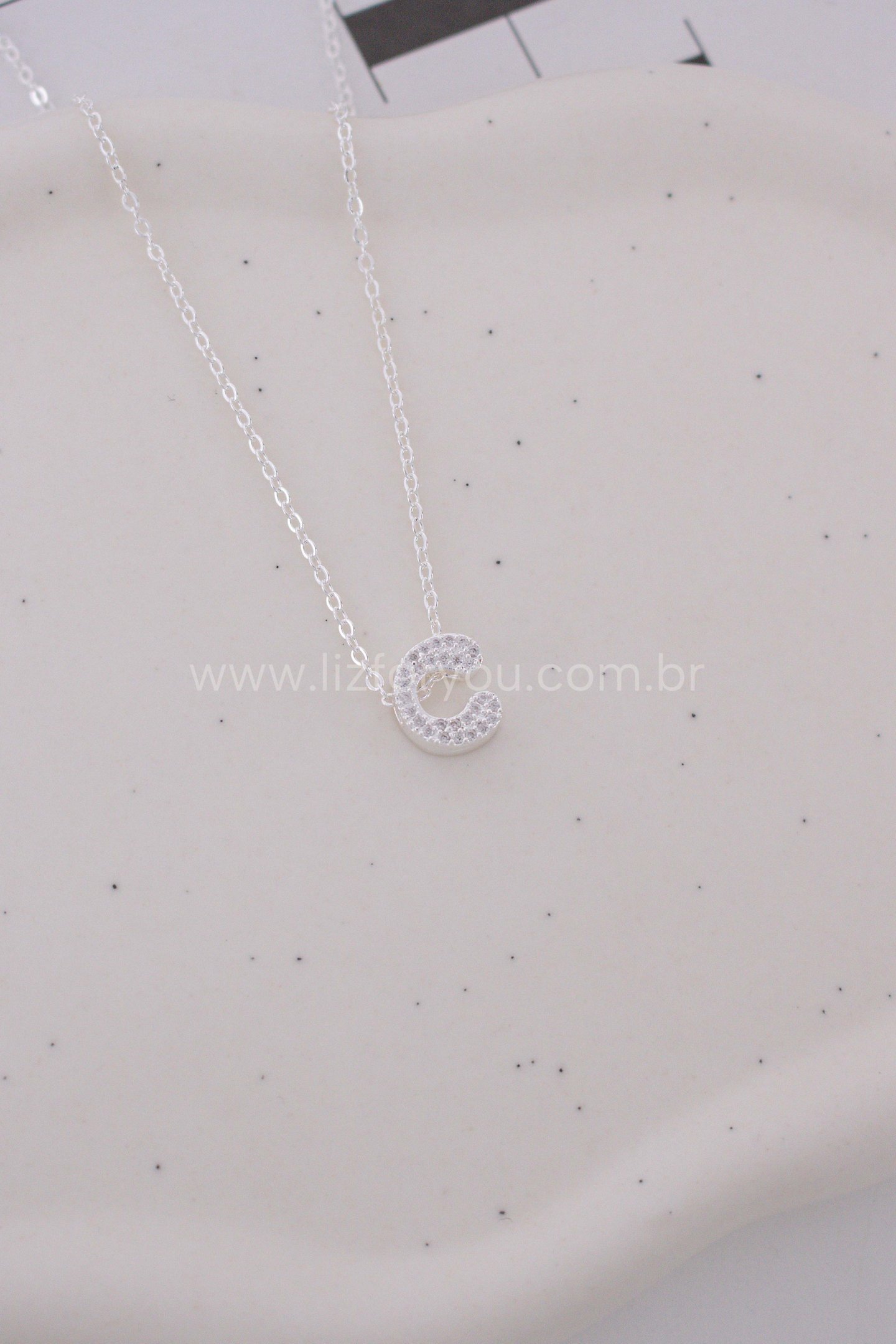 Colar Letra Organic 