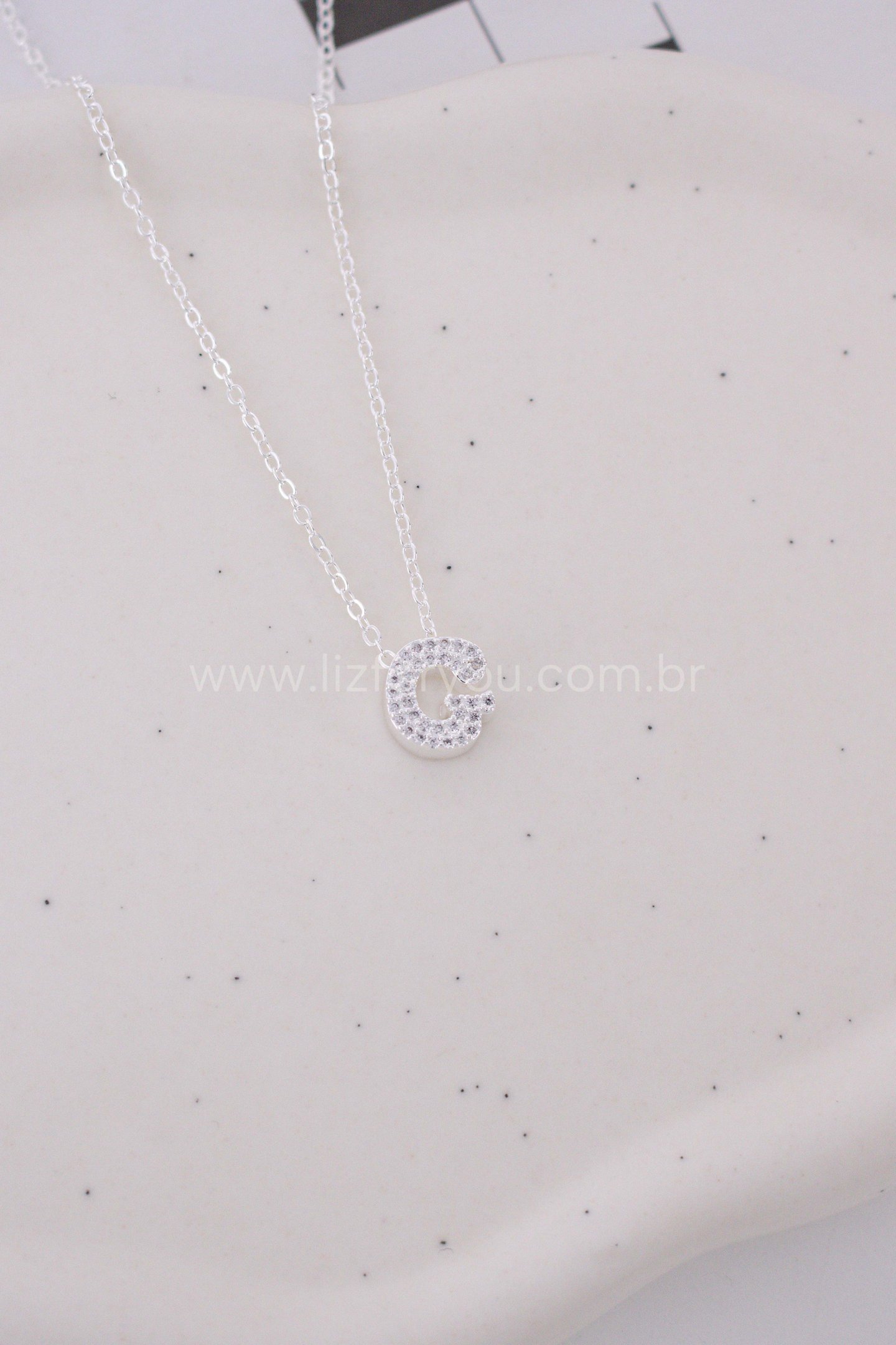 Colar Letra Organic 