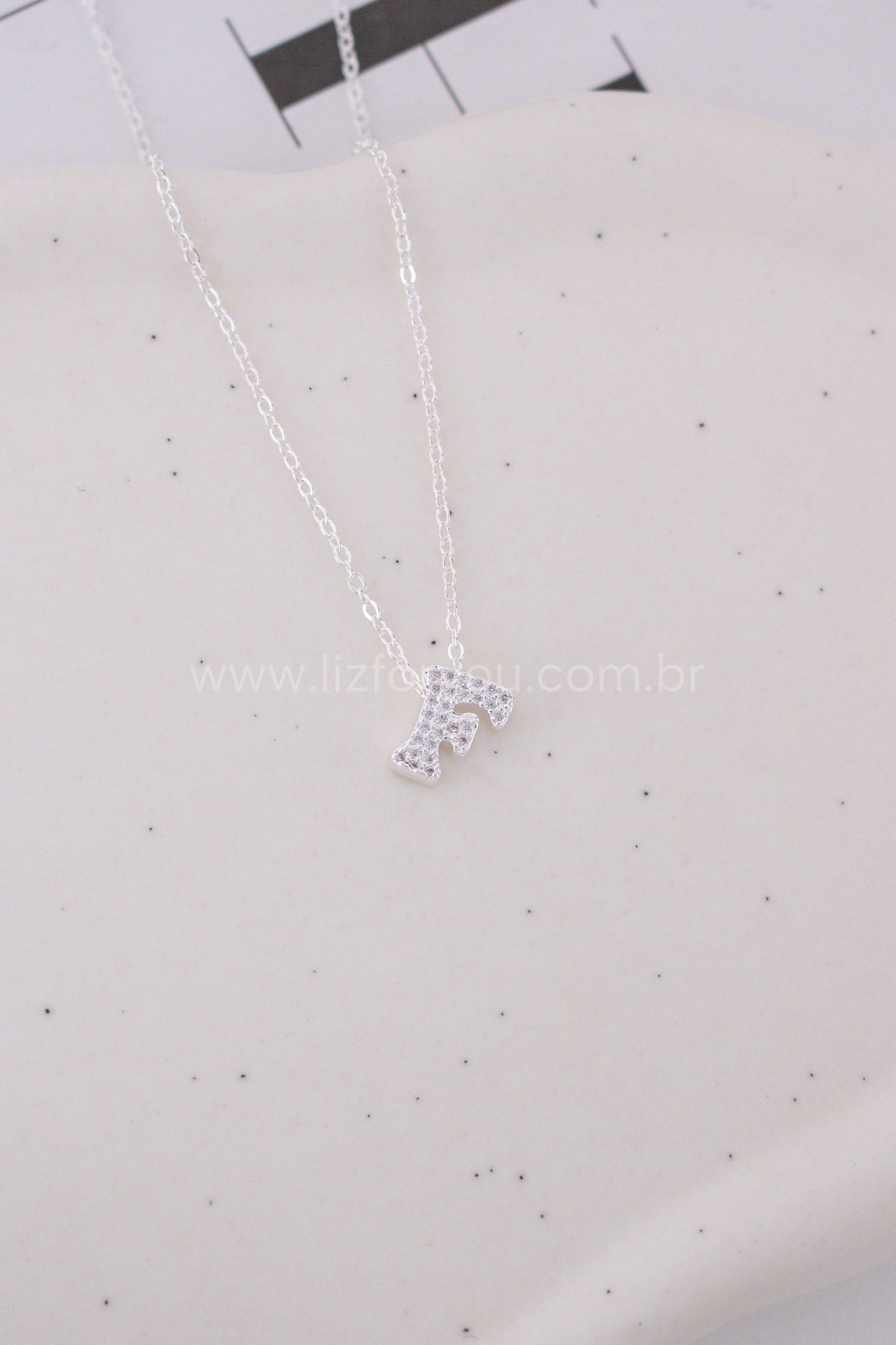 Colar Letra Organic 