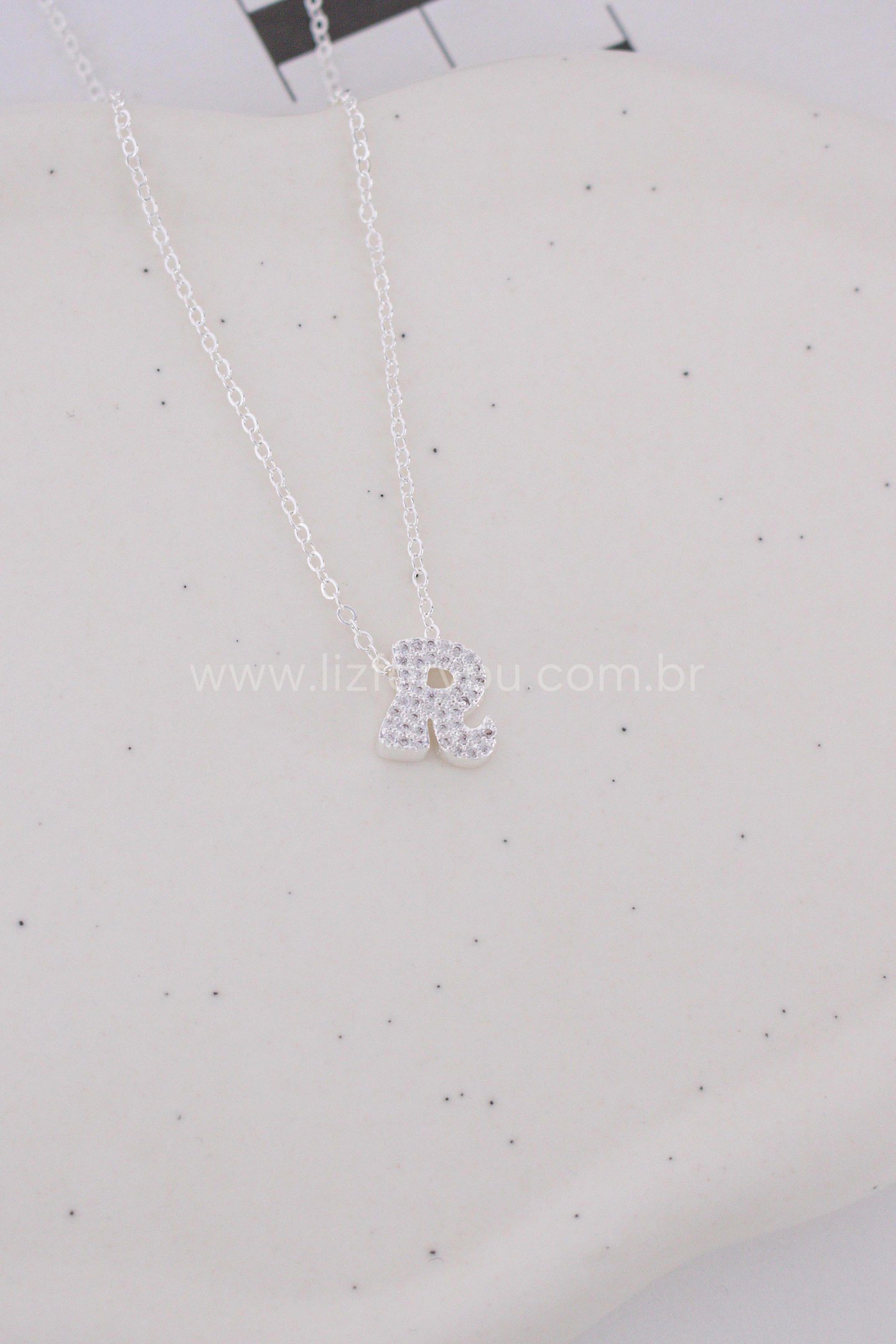 Colar Letra Organic 