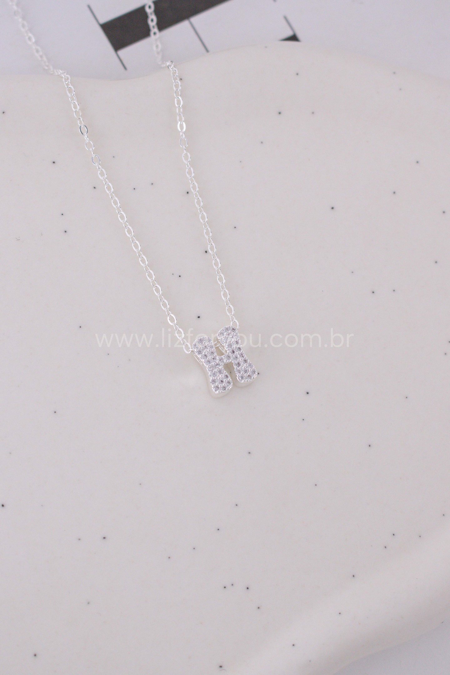 Colar Letra Organic 
