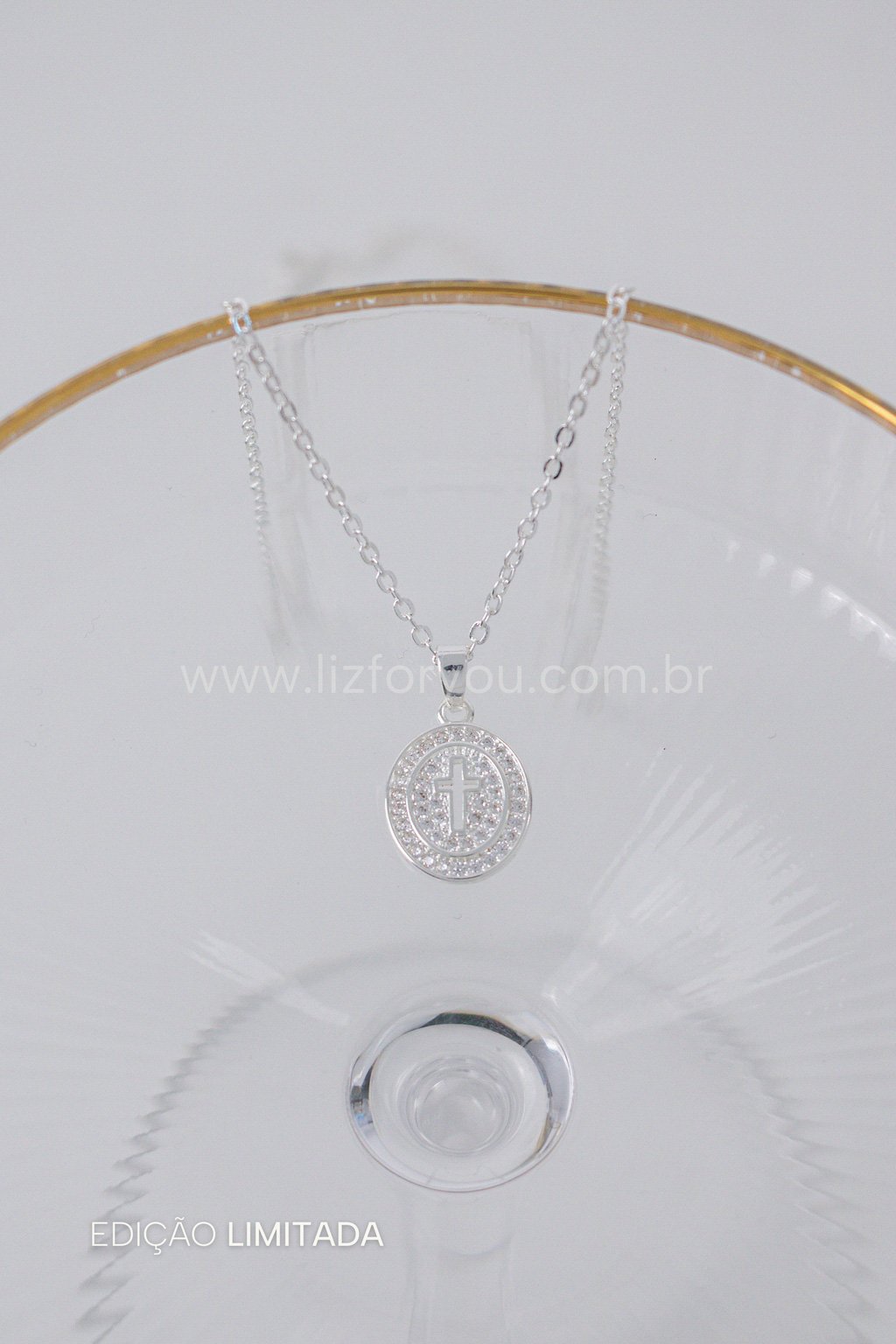 Colar Medalha Oval Cruz