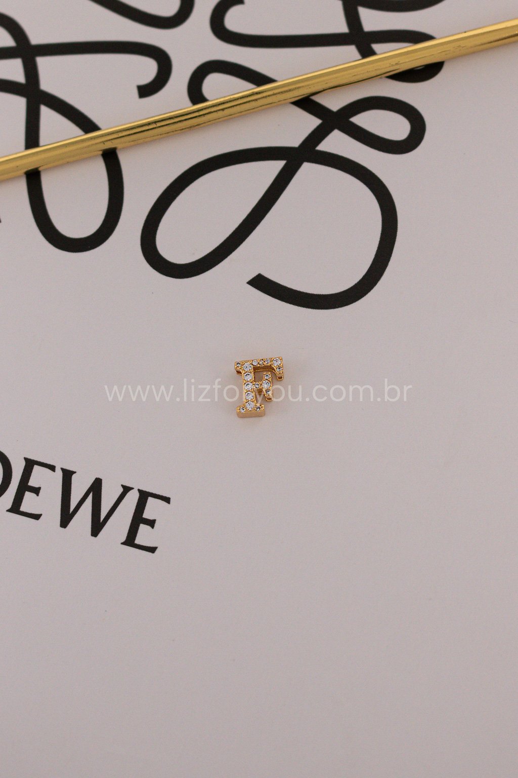 Pingente Letra Minimal Cravejada