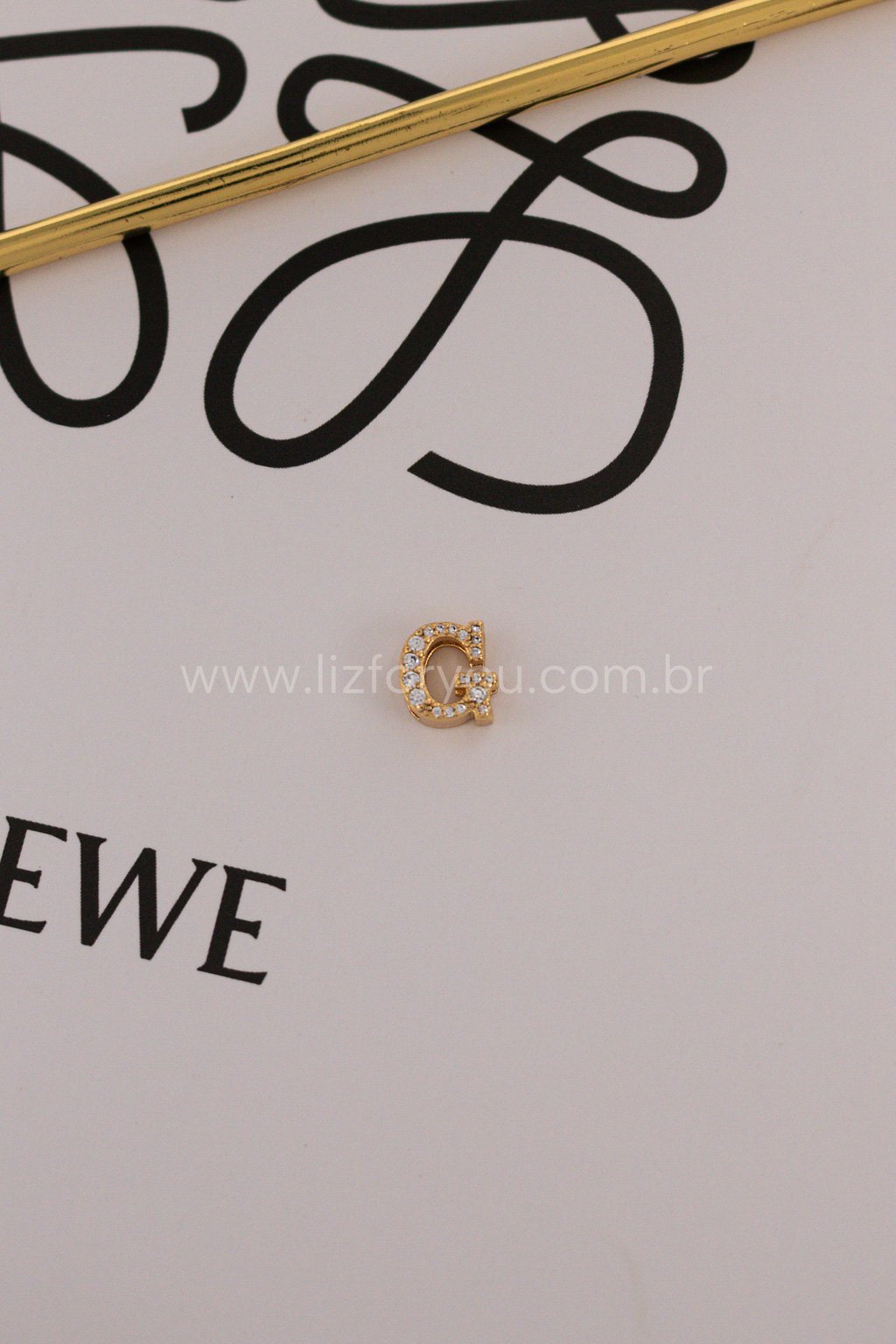 Pingente Letra Minimal Cravejada