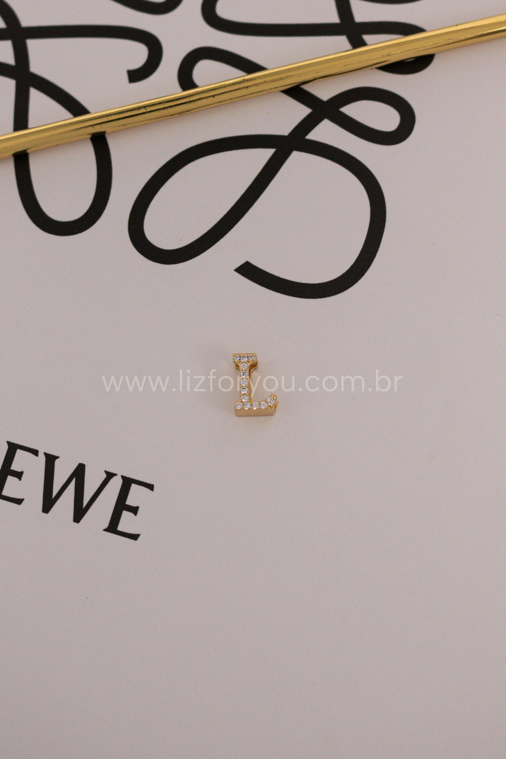 Pingente Letra Minimal Cravejada
