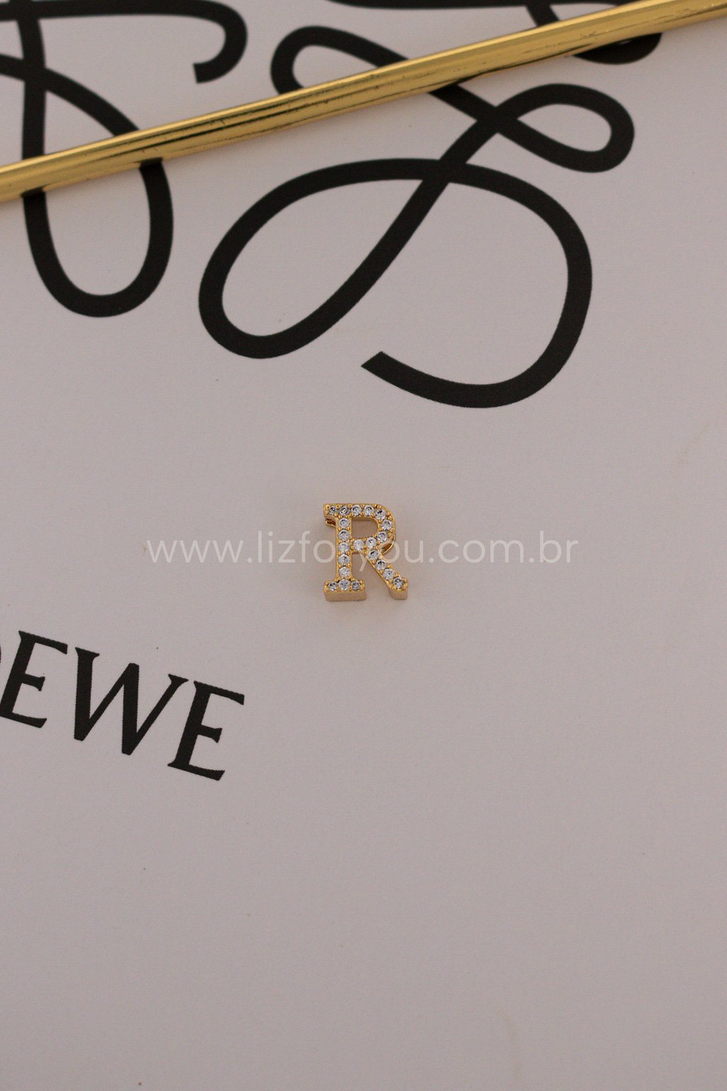 Pingente Letra Minimal Cravejada